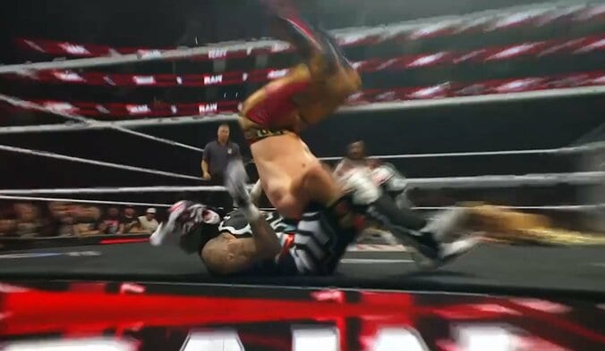 「禁止技にしろ！」米マットで危険すぎる“一撃”が波紋「あそこでやる技じゃない」味方ですら“ドン引き”の表情 4枚目