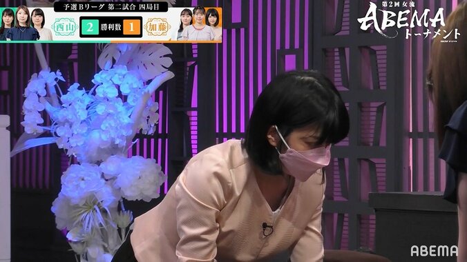 勇ましい腕組み、鋭い眼光 香川愛生女流四段の思考ポーズがかっこいい！「顔が本気だ」「番長ポーズ」／将棋・女流ABEMAトーナメント 2枚目