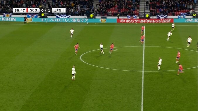 「何で見えてんの…」鎌田大地の“異常な空間把握”に衝撃！「別室からゲームしてる」「ほぼピルロ」俯瞰視野から極上フィード 3枚目