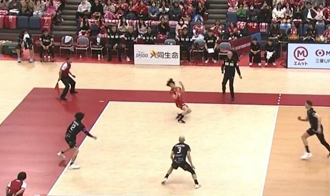 【写真・画像】男子バレー、執念でつなぐ「顔面レシーブ」 漫画のようなガッツ溢れる執念の一コマにアリーナ拍手喝采　1枚目