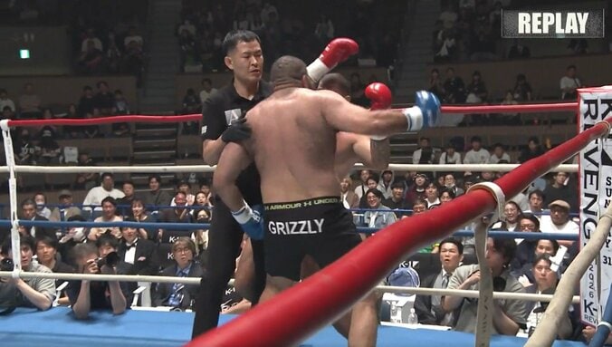 「完全に余計な一発」魔裟斗が苦言 挑戦者の“追撃”が波紋…ブレイク直後に後頭部へ“ズドン” 3枚目