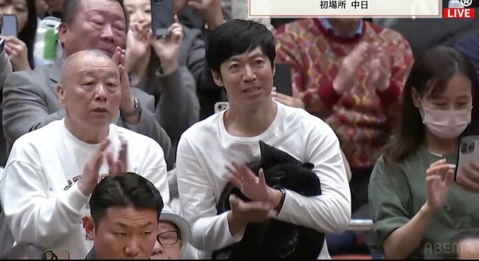 客席で拍手する東貴博の姿