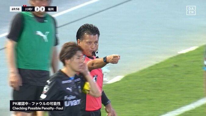 「すげー荒れた試合」ペナルティエリア内のタックルをノーファウル判定→OFRで一転PKに… 「主審も嫌だよな」OFR2回退場2人の“大荒れ試合”を捌くレフェリーにファンから同情の声 4枚目