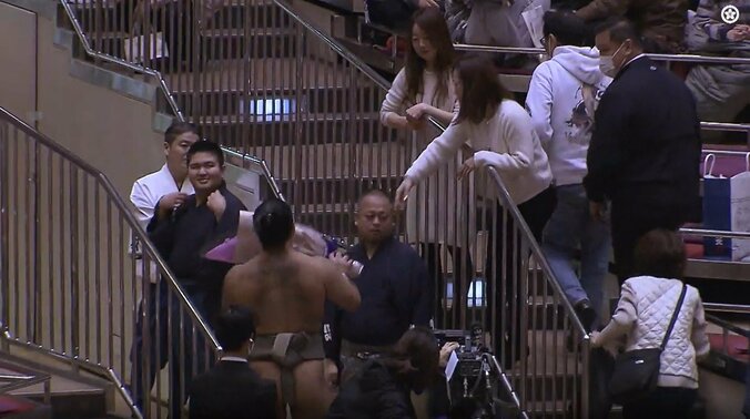 花束を受け取る