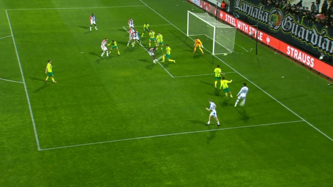 「わざと股を…」鎌田大地の“神アシスト”を中村俊輔が絶賛！「うますぎる」「視野どうなってるんだ」ファンも騒然 4枚目