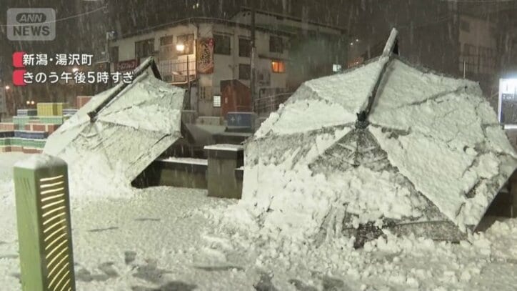 足湯に設置された日傘