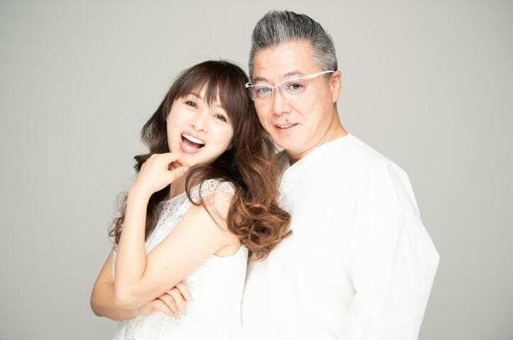  渡辺美奈代、夫との記念写真を公開「26回目の結婚記念日」 