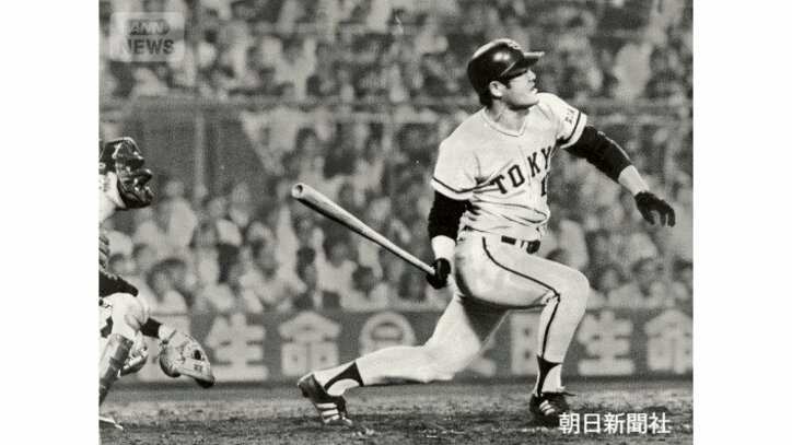 阪神−巨人10回戦。3回裏巨人2死一塁のとき張本勲選手右越え2点本塁打を放つ。捕手田淵幸一選手 ＝1976年06月19日、朝日新聞社提供