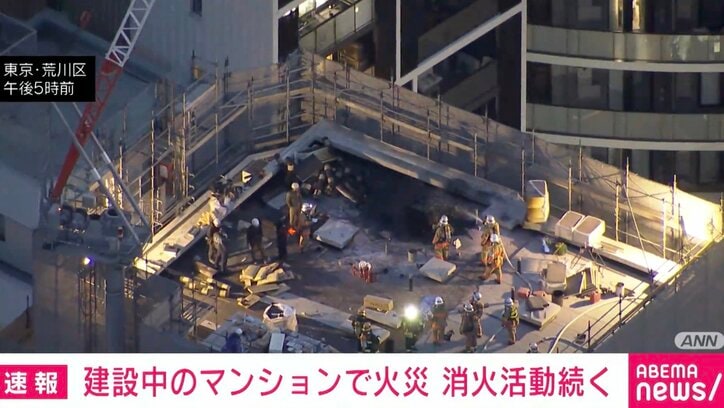 【写真・画像】東京・荒川区 建設中のマンションで火事 消火活動続く　1枚目