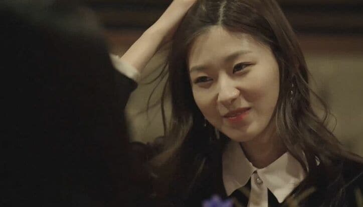 新たな同居人・大人イケメンの登場に女子たち騒然…髪を触りだしソワソワし始め…