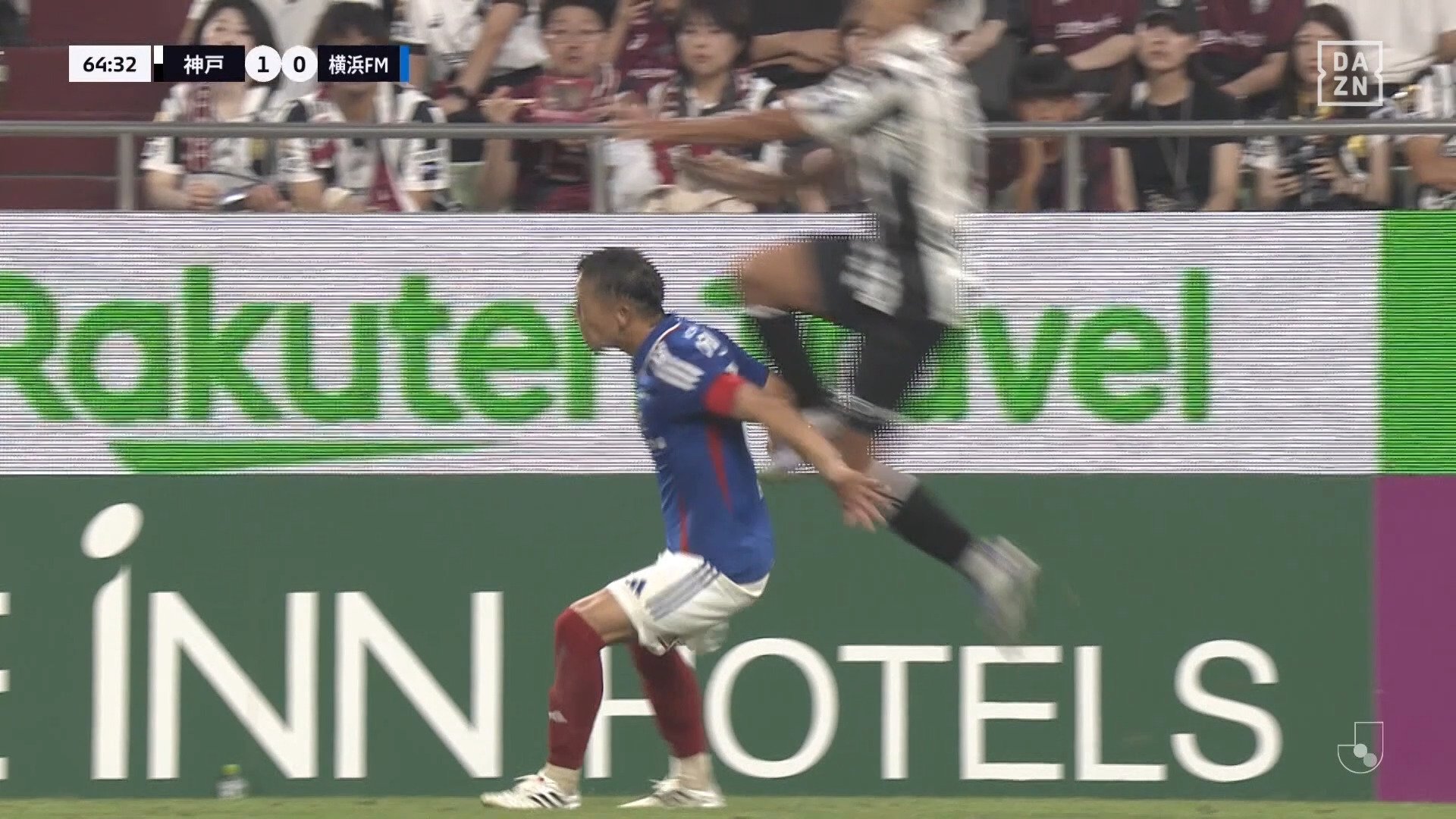 【映像】後頭部にジャンピングニーを喰らう危険接触の瞬間