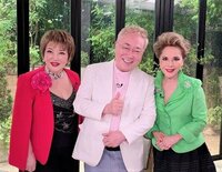 デヴィ夫人『気心知れた友人方と「ボクらの時代」♪』