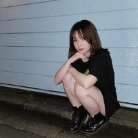 「さすが！完璧」「お顔が天才すぎる」ラスアイ長月翠、ちょこんと座ったキュートな私服ショットに称賛の声