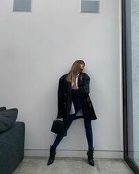 「可愛いすぎるよ！」「スタイル良すぎ」ローラ、胸元がチラリと覗くジャケット姿に称賛の声