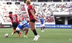 「退場だろ…」“本能的な報復行為”で一触即発！ 鈴木優磨のチャージで吹っ飛んだアンデルソン・ロペスが怒りの足払いタックルを見舞った瞬間「危ないプレー」