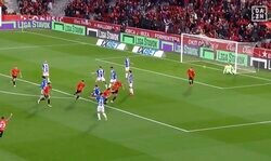 見てられない… 浅野拓磨に「ドン引き」 相手GKに起きた“異変”「無慈悲すぎる」 “豪快ボレー”に呆然→座り込んで絶望した瞬間