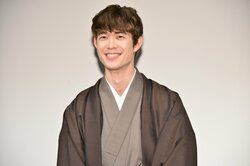 宮沢氷魚、役者としてのファーストキスのお相手は共演男優！「何人目？」と聞く