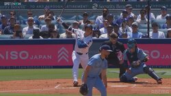 軽～くすくってスタンドイン！大谷翔平、“片手一本”でも余裕すぎるHRの衝撃… ファンも騒然「これで入るのバグやん」「この打ち方でホームランなの草」