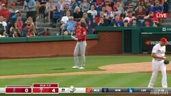 大谷翔平、四球で納得の“うなずき” 前打席には不服の“首振り” ファン「うんうん」「ボールなのにヒヤヒヤする」