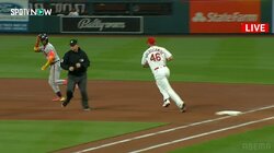 「くそっ！捕り損ねた」「あーあ、アウトかよ。え、セーフ？」名選手たちのドタバタ劇で結局アウトになった打者がしょんぼり