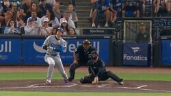 大谷翔平、バット真っ二つで“爆音”衝撃ヒットに観客も「お口あんぐり」リアクション…ボテボテゴロがまさかの結果に