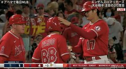 大谷翔平、バットボーイとの絡みに「まただw」ファンほっこり “打ってもペシッ、歩いてもペシッ”…笑顔の2人に「仲良すぎ」の声