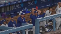 どこ見てんだよ！ロバーツ監督、疑惑の判定に怒り心頭… 大谷翔平も目を見開くリアクション「なんだこの球審」「審判メチャクチャや」