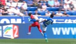 一発レッドカード退場！ キックが顔面に直撃　監督に続いてDFも… 暴走状態の主審に総ツッコミ「今さらバランス取りに来ても…」「帳尻レッドきた」