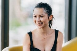 セクシーすぎる美人経営者、胸元ばっくりワンピ姿を披露 大倉士門のイケメン弟がメロメロに