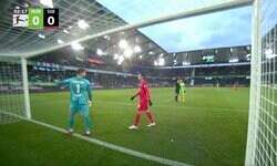 “謎の現象”が発生　長谷部誠も不安そうに見守る「ゴールがいつもより大きい」ドイツ代表GKが審判陣に指摘