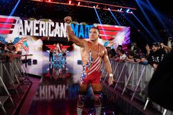 これはヤバい…背中に筋肉のコブがいくつも！ トップレスラーの衝撃の筋トレシーンにファン騒然