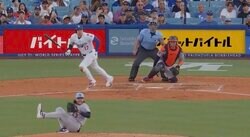 球場騒然！ 大谷翔平、爆速打で“想定外のハプニング”「怖すぎ…」 相手投手を弾き飛ばす一撃「どんな凶器だよ」