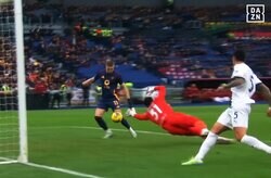 お手上げだ…鈴木彩艶、ディバラの“魔法パス”に完全翻弄され失点！「可哀想すぎる」「ノーチャンスや」ファンは同情