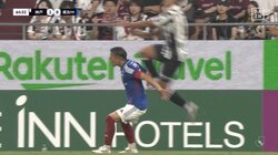 物議を醸すジャッジ！「意味わからん」「もろ後頭部」背後からジャンピングニーを喰らう危険接触→倒された選手がイエローカードでファンの不満噴出