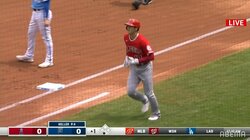 明日の先発、大丈夫？大谷翔平、内野ゴロで全力疾走せず 強烈自打球の影響残りファン心配「走り方からして脚痛そう」