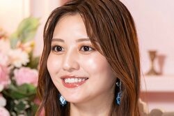 ”世界で最も美しい顔”選出の29歳タレント、色っぽいドレス姿で「ありのままの自分でモテちゃう」圧倒的自信を明かす