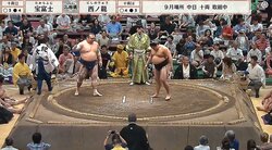 大相撲客席に大物タレント降臨「めっちゃ日焼けしてるw」「え、こんな早くから」“ひときわ目を引く”存在感に反響相次ぐ