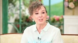 「ボンキュッボンで、金髪で…」イタリア出身美人歌手、絶世の美女だった姉へのライバル心を告白「いつか見とれって」