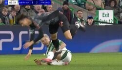 エグすぎる… 前田大然、爆速“危険タックル”で伊藤洋輝を吹っ飛ばす！「容赦ない」「バチバチだな」 世界最高峰の舞台での“激烈マッチアップ”にファン大興奮