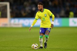 4試合でなんと合計14分も倒れていた！吹っ飛んでコロコロ…ブラジル代表ネイマールの“職人芸”