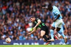 まさにメッシ！王者マンCの超技巧派ドリブルスターが“ありえない緩急”で守備陣を翻弄しゴールをお膳立てした衝撃シーン「ドクの独壇場！」