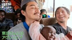 東出昌大、2歳児を膝に乗せパパの顔に 女の子に顔を殴られるもニッコニコ