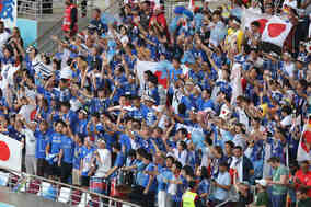 【W杯】歴史的勝利に沸く日本ファン、渋谷スクランブル交差点の“信号待ち”に世界仰天「普通なら大暴れしても…」