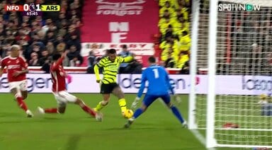 「難しい角度？問題ない」アーセナルFWの“信じられない神ショット”が話題沸騰！驚愕の股抜きゴールは「優しい角度？問題あり」となぜイジられる？