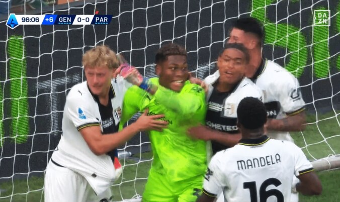 「救世主」「伝説だ」GK鈴木彩艶、まさかの“膝”でセリエA初のPKストップ！「ブッフォンですか？」「感動した」ビッグセーブ連発でMOM受賞 4枚目