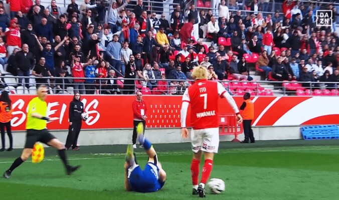 【写真・画像】「明らかな暴力…」伊東純也が“危険タックル”被害→ノーファウルの衝撃判定！「なぜPKない？」「酷すぎるジャッジ」乱闘勃発でレッドカード２枚の一部始終　1枚目