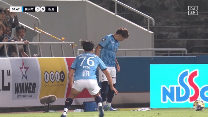 「何しとんねん」CKで起きた珍事にセットプレーの名手も呆然「おもろすぎる」ありえないミスにポカン顔の瞬間 3枚目