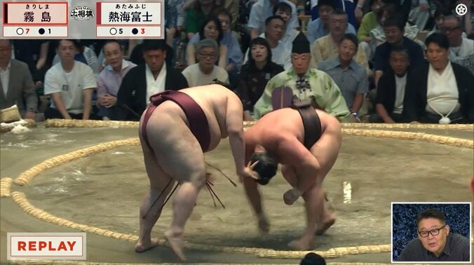 「メンチ切ってる」霧島、熱海富士に詰め寄り“ただならぬ形相” カメラが捉えた“わずか2秒”の出来事に元若乃花も驚きと困惑 5枚目