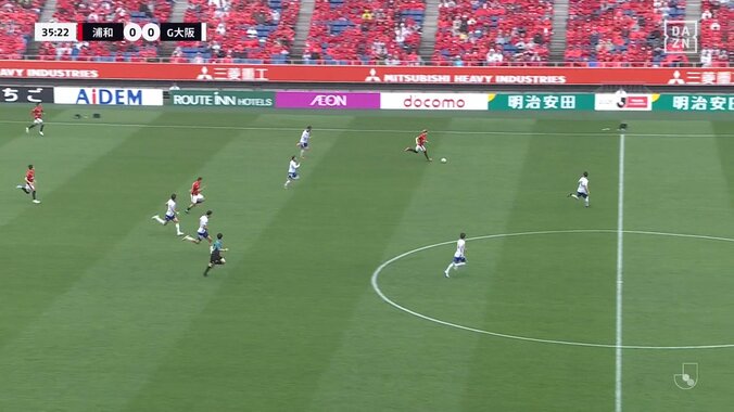 「まじで涙出た」「胸熱」5人一斉全力スプリント！浦和のカウンターを阻止したG大阪の懸命過ぎるプレスバックがSNSで話題「誰もサボっていないのは凄い」 5枚目