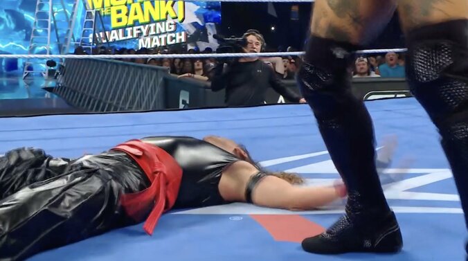 中邑真輔が“大の字”失神状態に